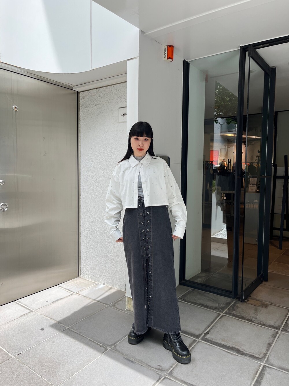 ブラック系のデニムパンツ、ブルー系のシャツ/ブラウス、シルバー系のTシャツ/カットソーを着用したレディースの夏コーディネートの3枚目の写真