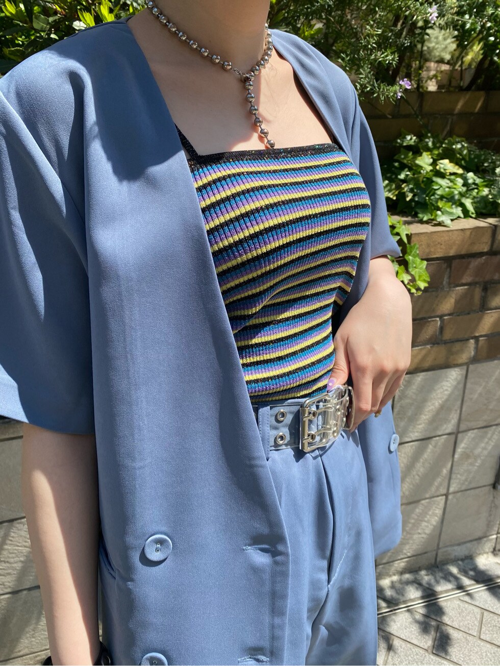 ブルー系のノーカラージャケット、ブルー系のその他パンツを着用したレディースの春コーディネートの5枚目の写真