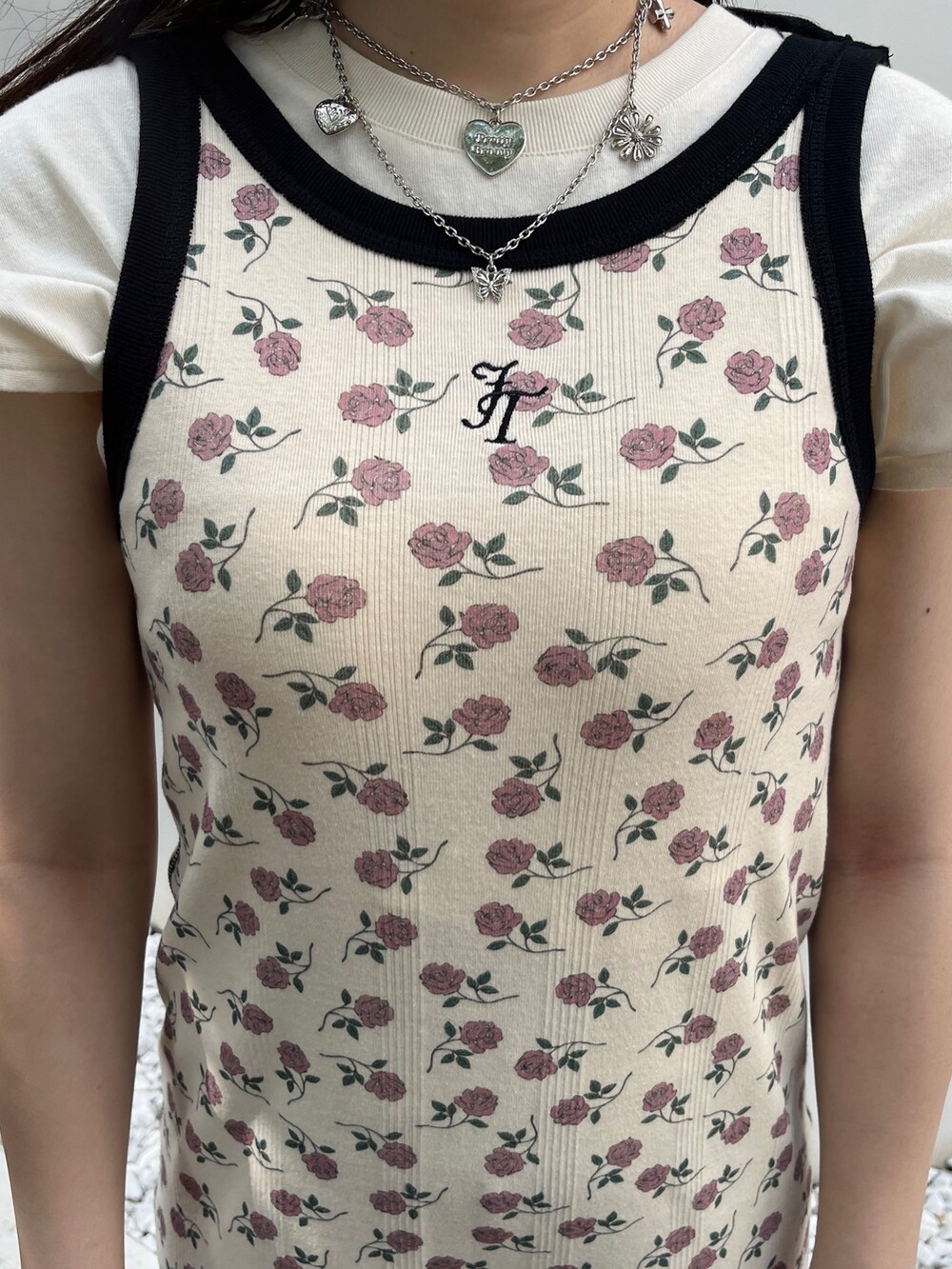 ホワイト系のワンピース、ブラック系のハンドバッグ、ホワイト系のタンクトップを着用したレディースの夏コーディネートの5枚目の写真