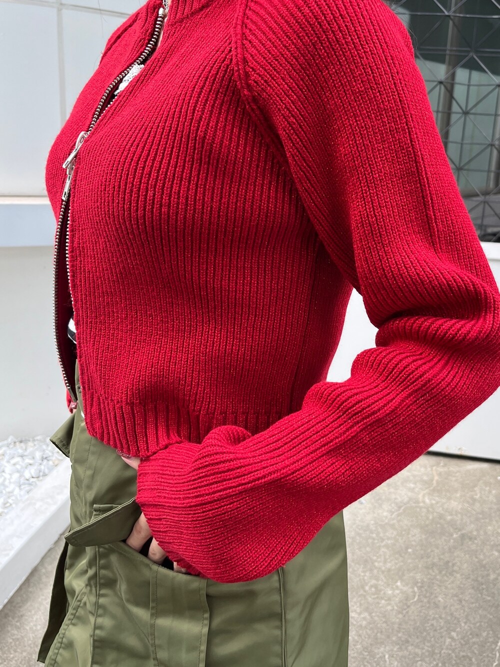 ピンク系のその他パンツ、その他のタンクトップ、ホワイト系のブーツを着用したレディースの夏コーディネートの7枚目の写真