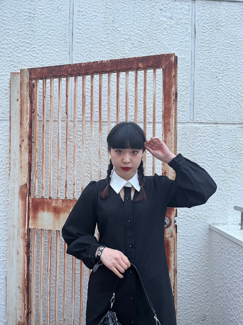 ブラック系のワンピース、ブラック系のブーツを着用したレディースの冬コーディネートの7枚目の写真