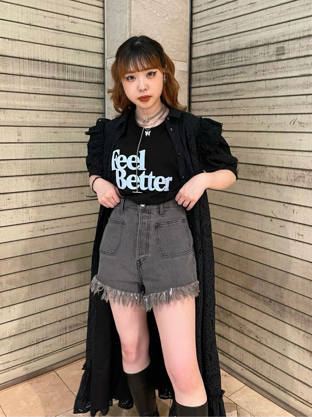 ブラック系のワンピースを着用したレディースの夏コーディネートの3枚目の写真