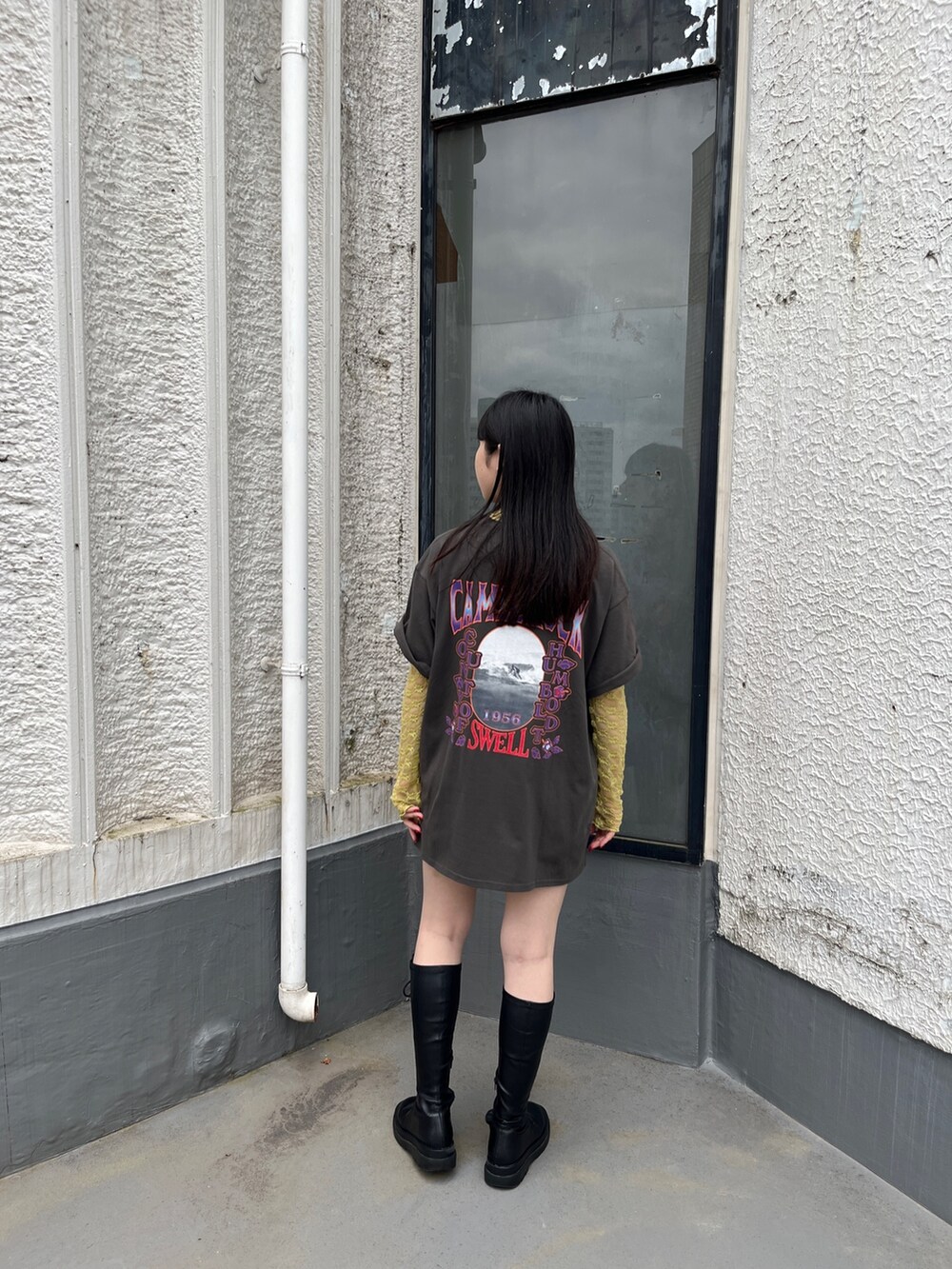 ブラック系のブーツ、イエロー系のTシャツ/カットソー、ブラック系のTシャツ/カットソーを着用したレディースの夏コーディネートの4枚目の写真