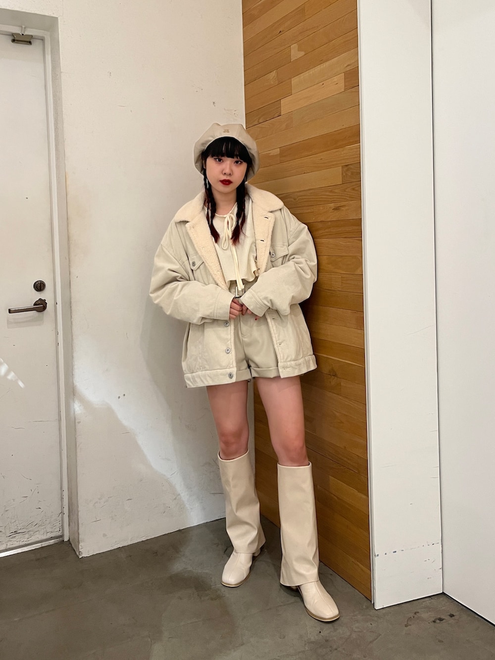 ホワイト系のシャツ/ブラウス、ホワイト系のブーツ、ホワイト系のその他アウターを着用したレディースの冬コーディネートの3枚目の写真