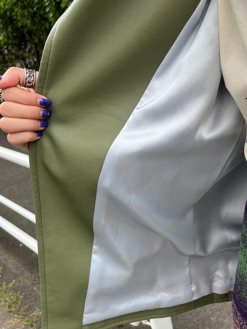 ブラック系のブーツ、グリーン系のその他パンツ、ホワイト系のTシャツ/カットソーを着用したレディースの夏コーディネートの6枚目の写真