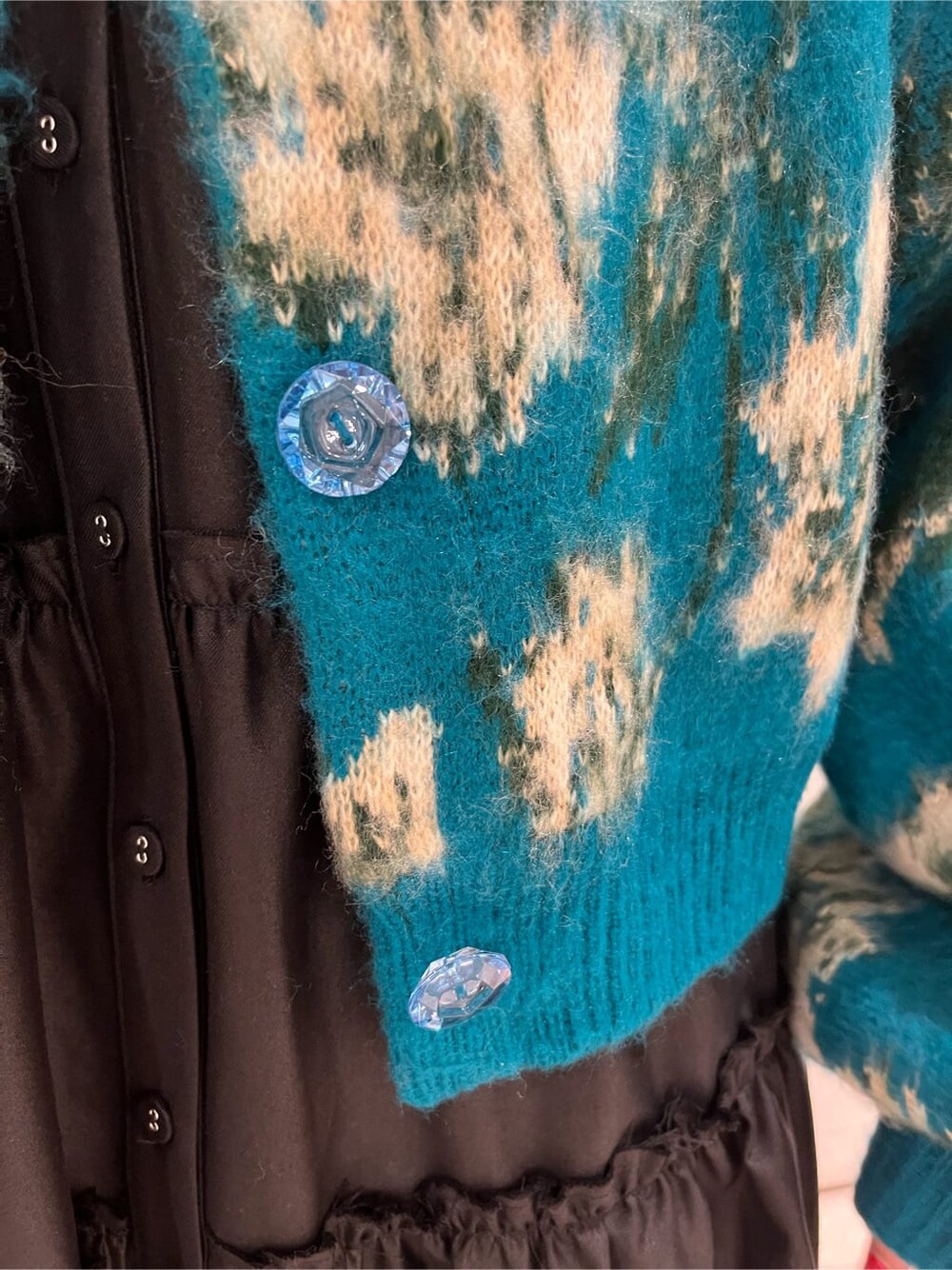 ブルー系のカーディガン/ボレロ、ブラック系のシャツ/ブラウスを着用したレディースの秋コーディネートの6枚目の写真