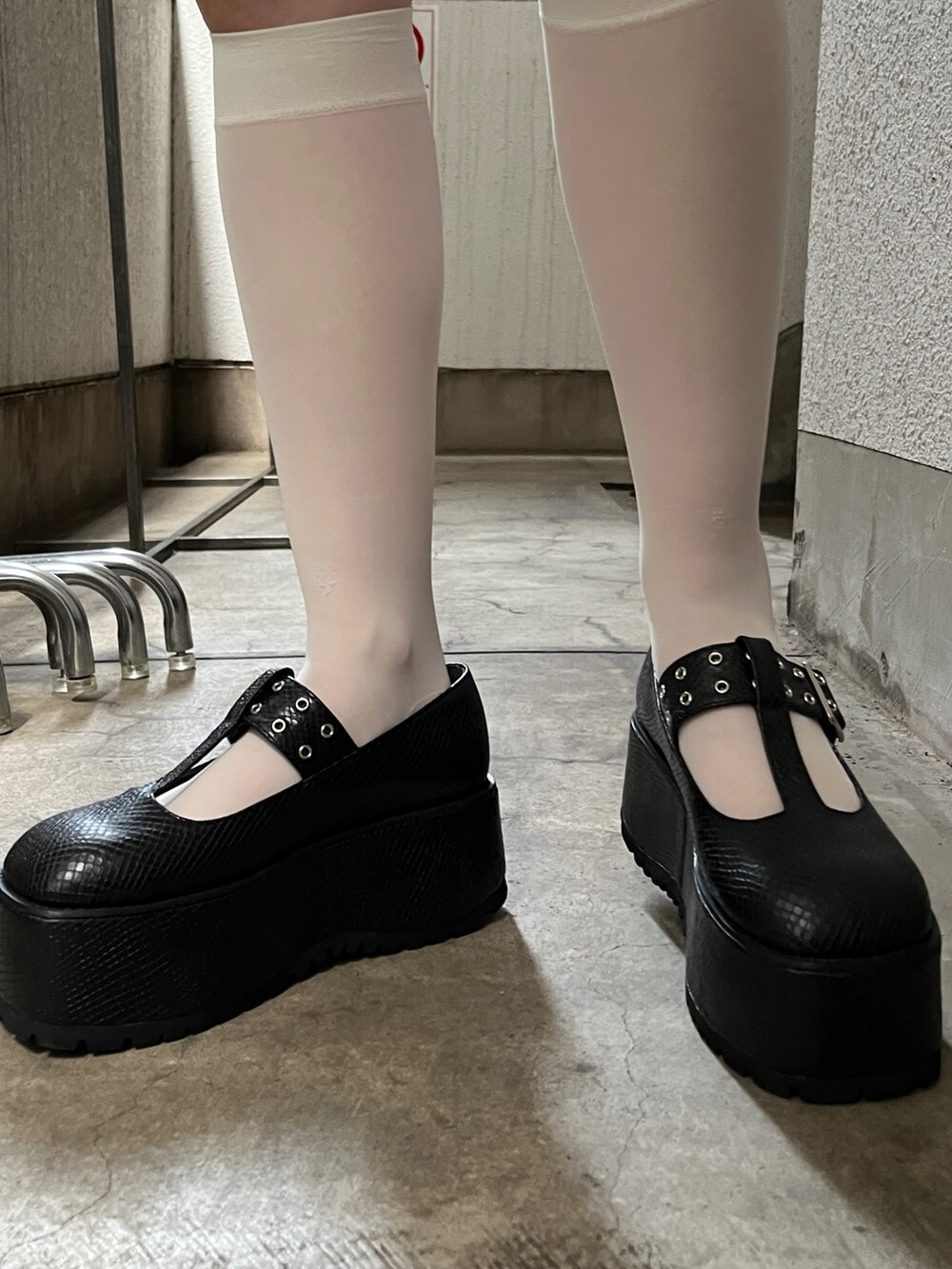 グリーン系のカーディガン/ボレロ、ホワイト系のTシャツ/カットソーを着用したレディースの秋コーディネートの7枚目の写真