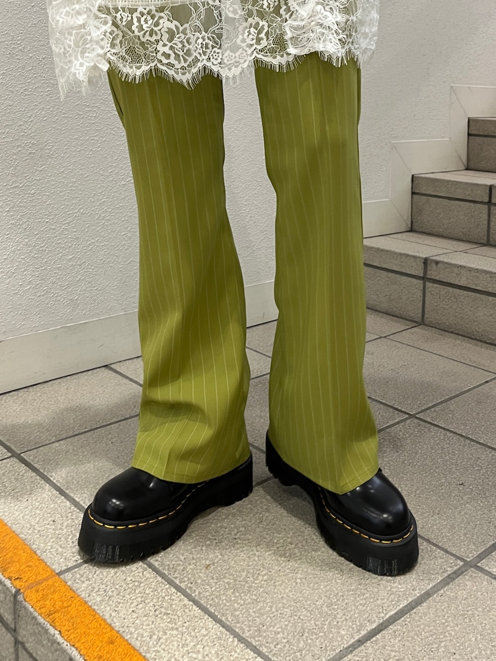 グリーン系のその他パンツ、ホワイト系のワンピース、ブラック系のその他シューズを着用したレディースの夏コーディネートの7枚目の写真