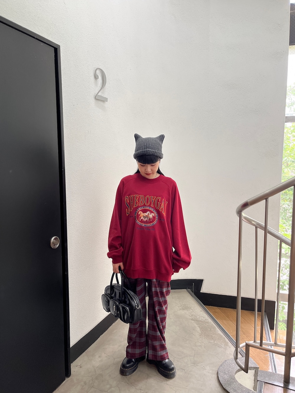 レッド系のスウェット、レッド系のその他パンツ、ブラック系のその他シューズを着用したレディースの秋コーディネートの3枚目の写真