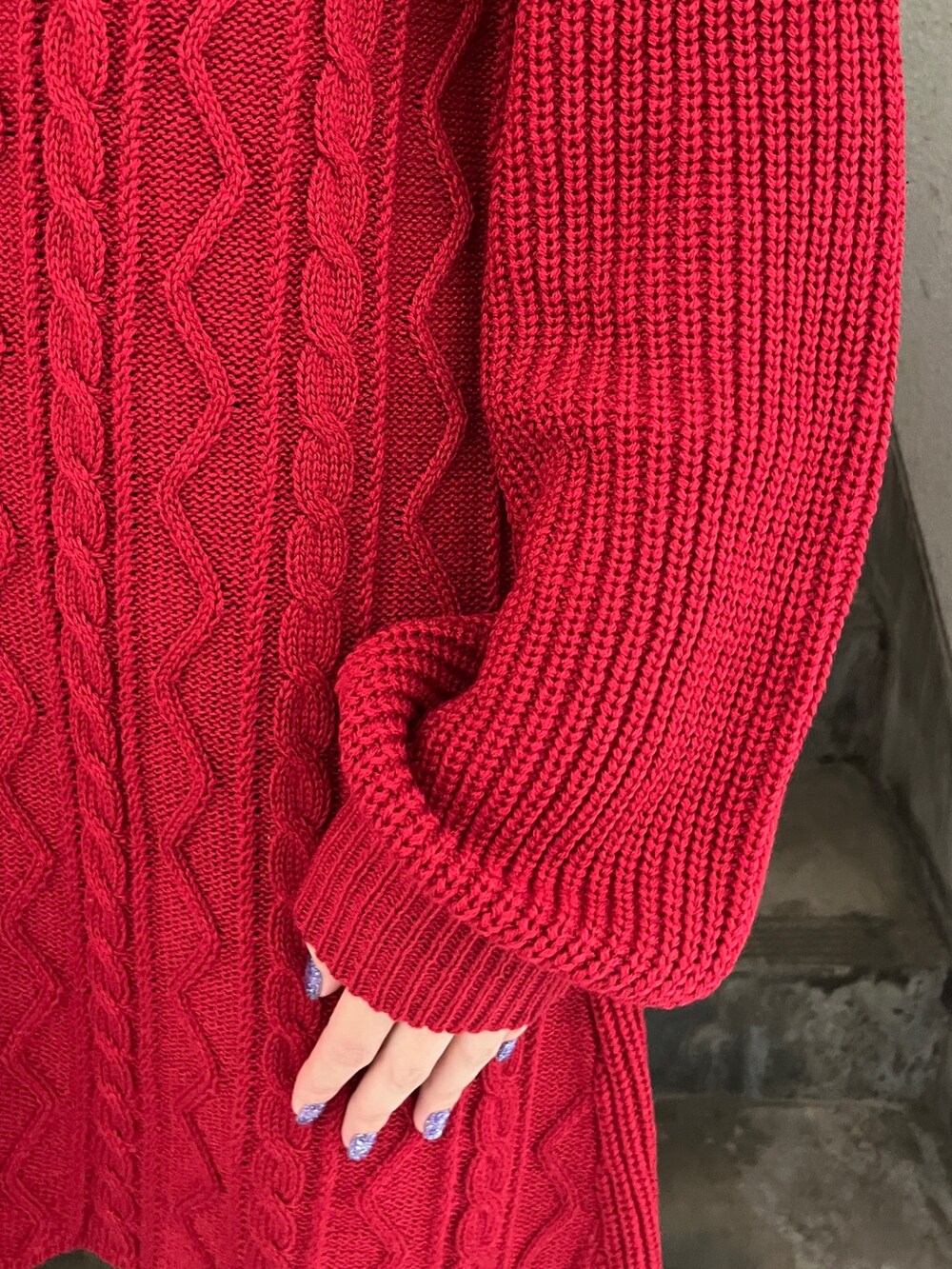 グレー系のテーラードジャケット、レッド系のワンピース、ブラック系のその他シューズを着用したレディースの秋コーディネートの9枚目の写真