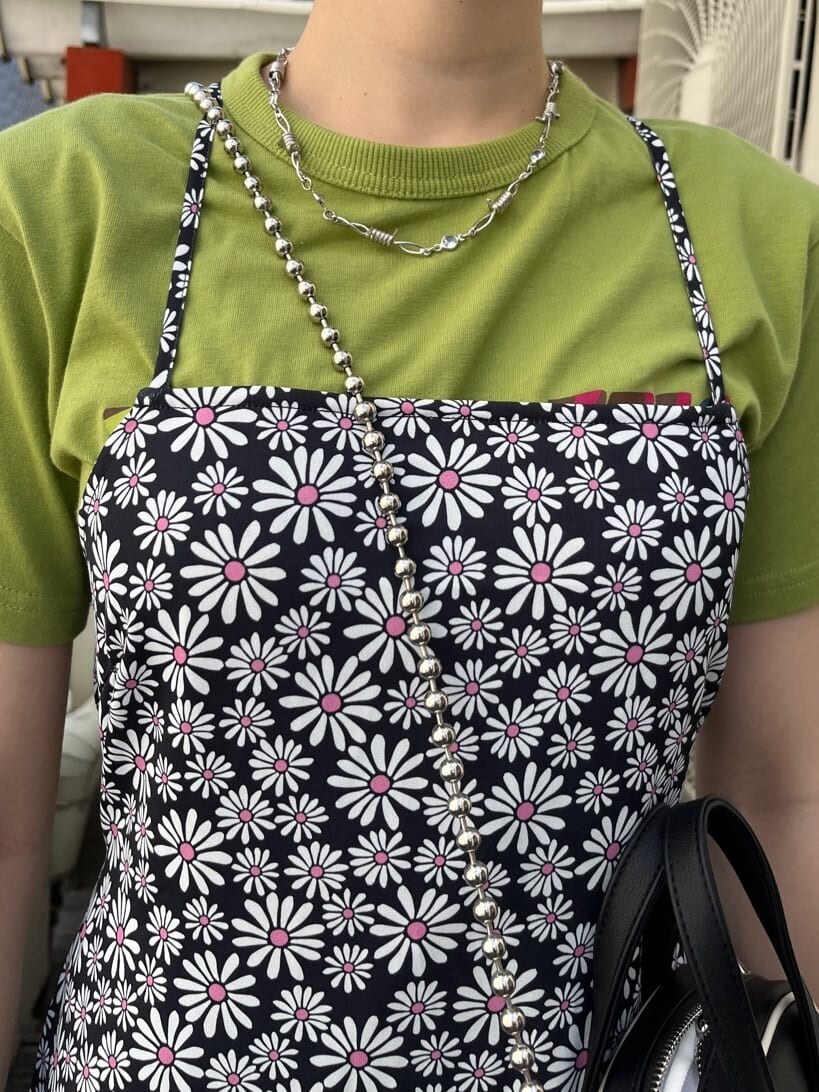 ブラック系のブーツ、グリーン系のTシャツ/カットソー、ブラック系のワンピースを着用したレディースの夏コーディネートの8枚目の写真