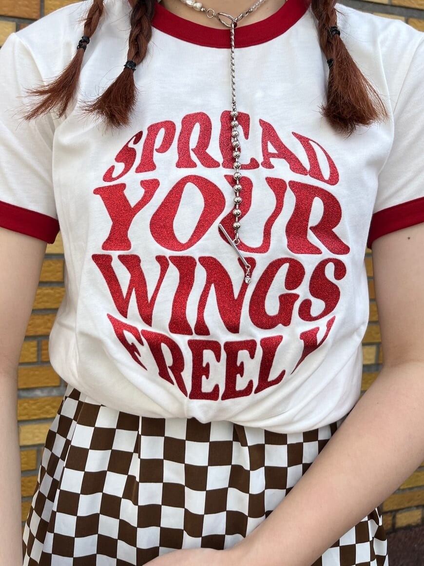 ブラック系のブーツ、ホワイト系のシャツ/ブラウス、ブラック系のハンドバッグを着用したレディースの夏コーディネートの5枚目の写真