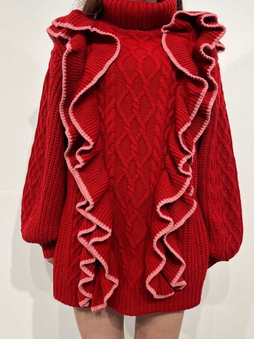 レッド系のニット/セーターを着用したレディースの秋コーディネートの5枚目の写真