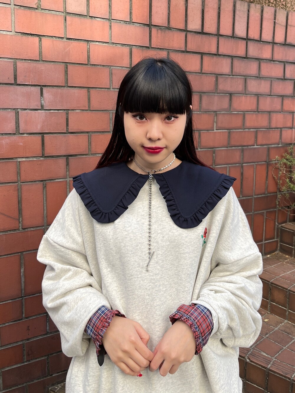 グレー系のTシャツ/カットソー、ブルー系のワンピース、ブラック系のブーツを着用したレディースの秋コーディネートの5枚目の写真