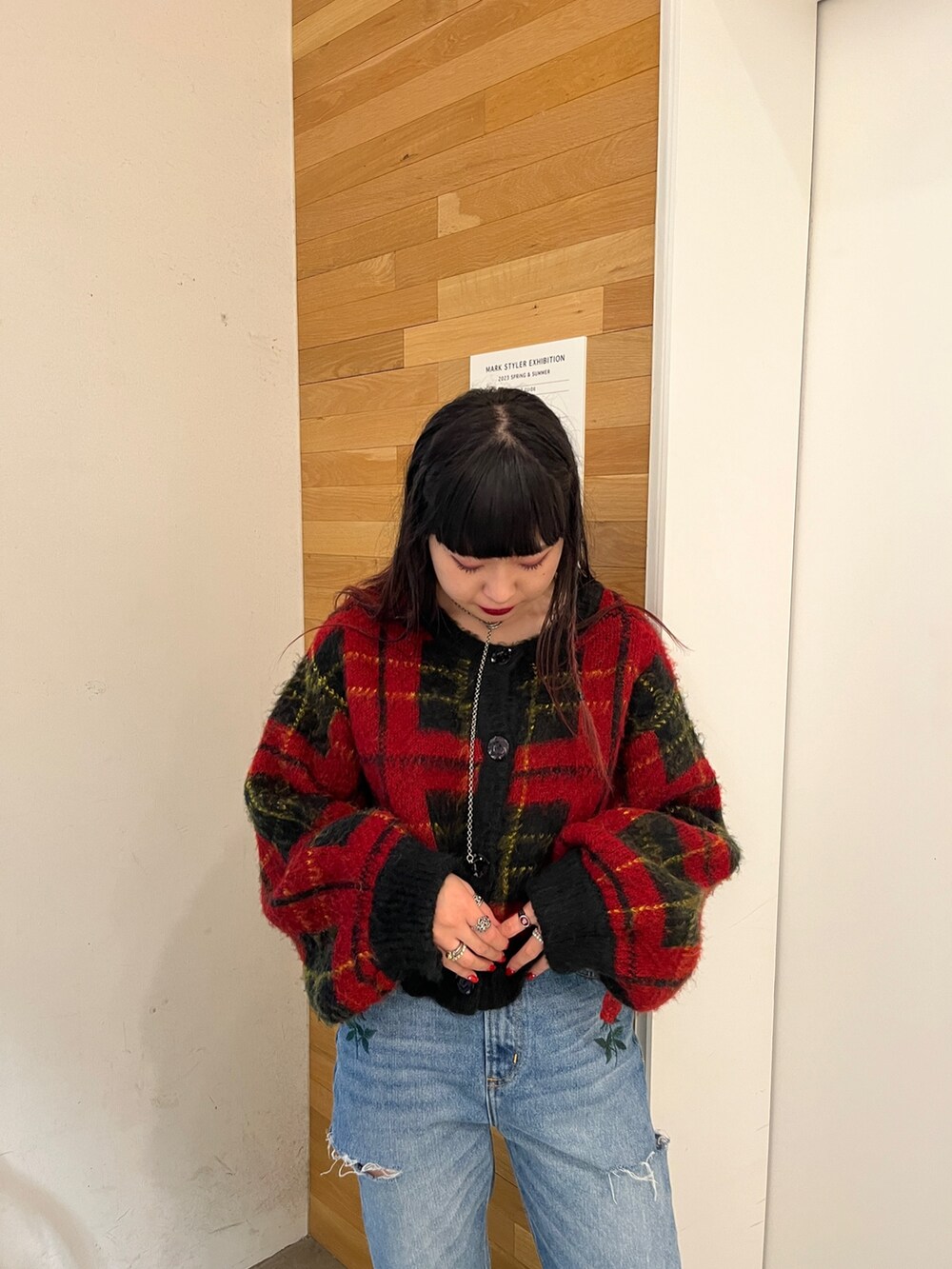 ブラック系のその他シューズ、レッド系のカーディガン/ボレロ、ブルー系のデニムパンツを着用したレディースの秋コーディネートの4枚目の写真