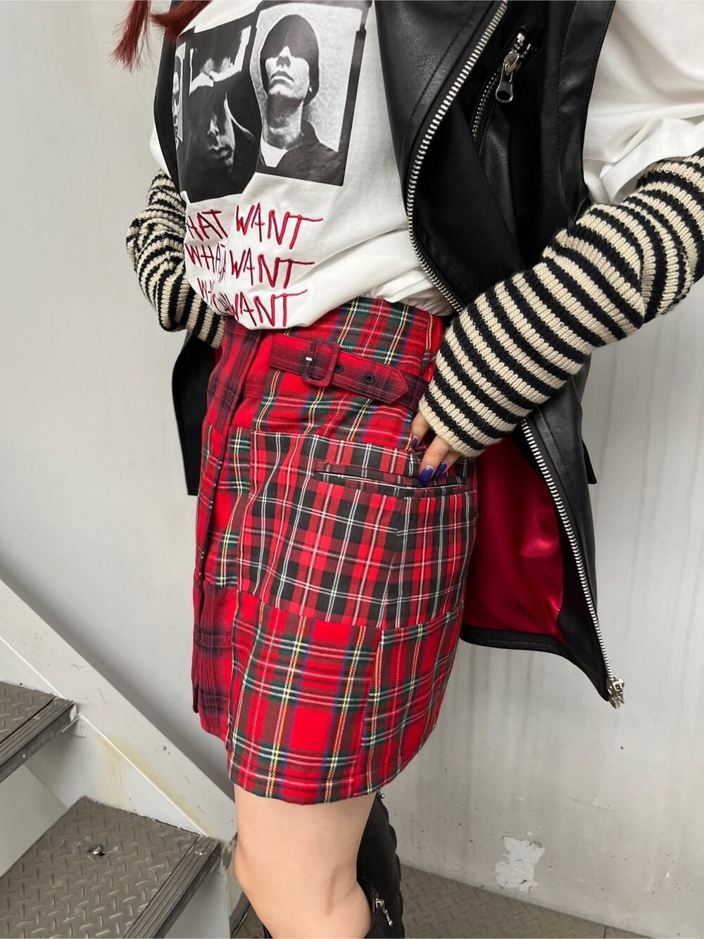 ブラック系のライダースジャケット、レッド系のその他パンツ、ホワイト系のTシャツ/カットソーを着用したレディースの夏コーディネートの7枚目の写真