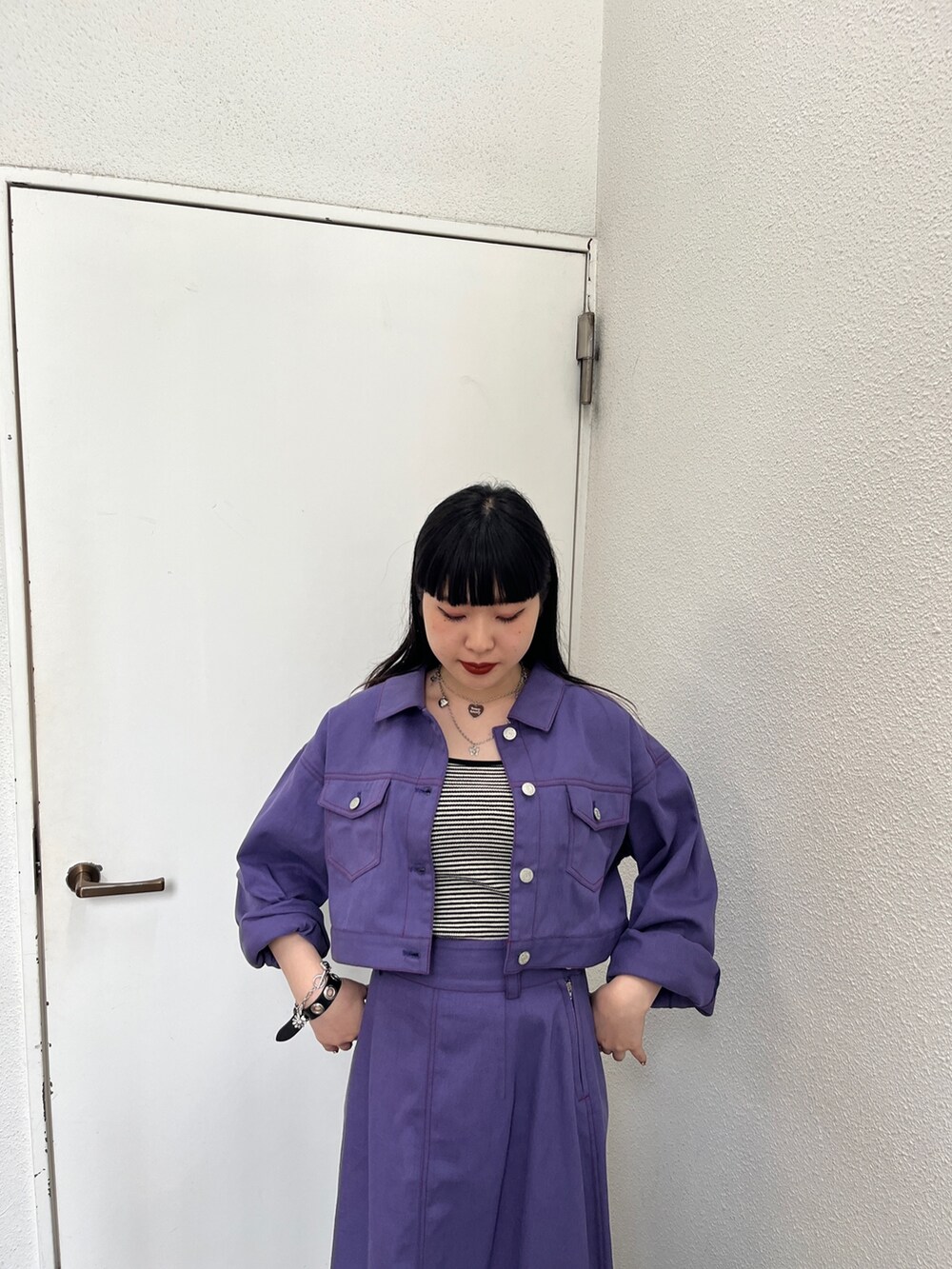 ブラック系のその他シューズ、グリーン系のワンピース、シルバー系のネックレスを着用したレディースの夏コーディネートの3枚目の写真