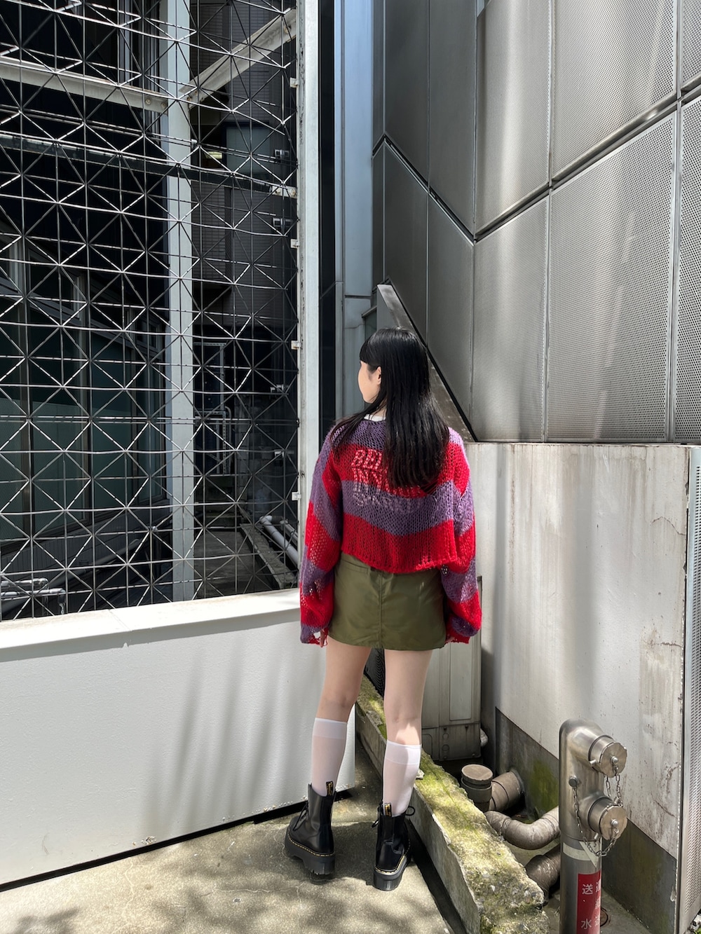 ブラック系のTシャツ/カットソー、ピンク系のその他パンツ、パープル系のニット/セーターを着用したレディースの夏コーディネートの3枚目の写真