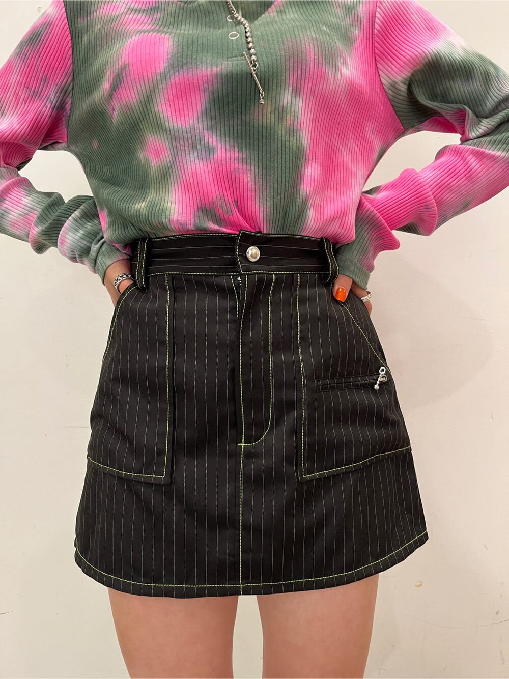 ピンク系のTシャツ/カットソー、ピンク系のTシャツ/カットソー、ブラック系のスカートを着用したレディースの秋コーディネートの5枚目の写真