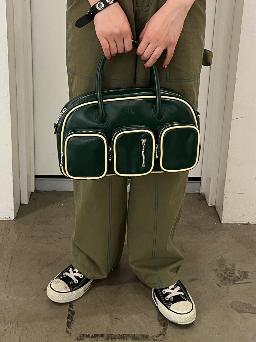 ブラック系のその他パンツ、レッド系のTシャツ/カットソーを着用したレディースの秋コーディネートの9枚目の写真