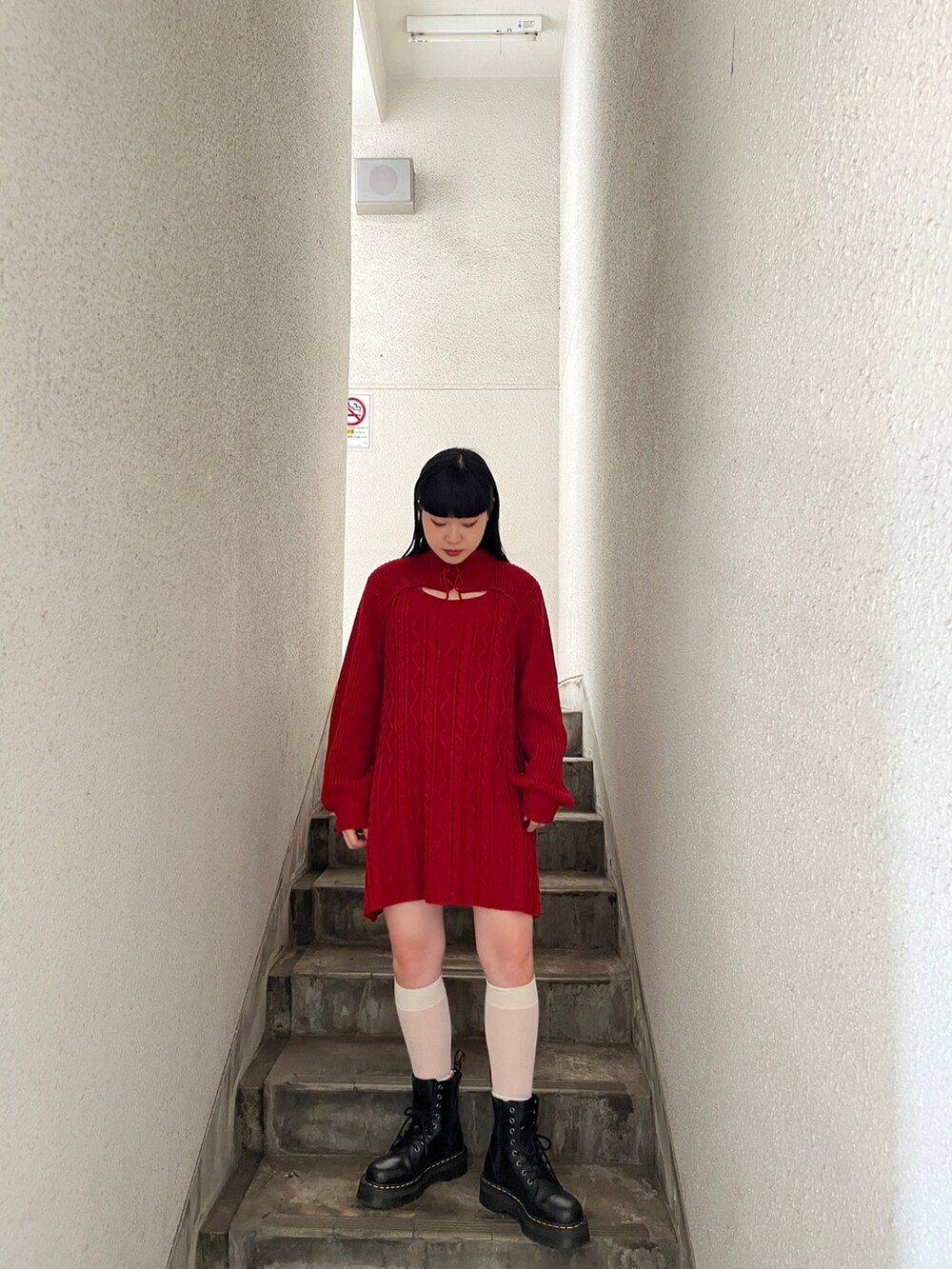 グレー系のテーラードジャケット、レッド系のワンピース、ブラック系のその他シューズを着用したレディースの秋コーディネートの2枚目の写真