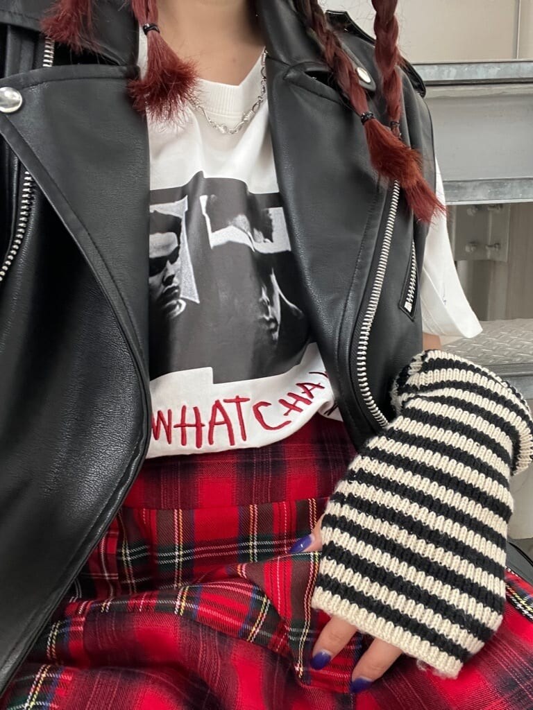 ブラック系のライダースジャケット、レッド系のその他パンツ、ホワイト系のTシャツ/カットソーを着用したレディースの夏コーディネートの6枚目の写真