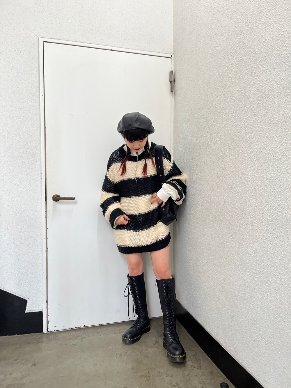 ホワイト系のシャツ/ブラウス、ブラック系のニット/セーター、ブラック系のハンチング/ベレー帽を着用したレディースの冬コーディネートの2枚目の写真