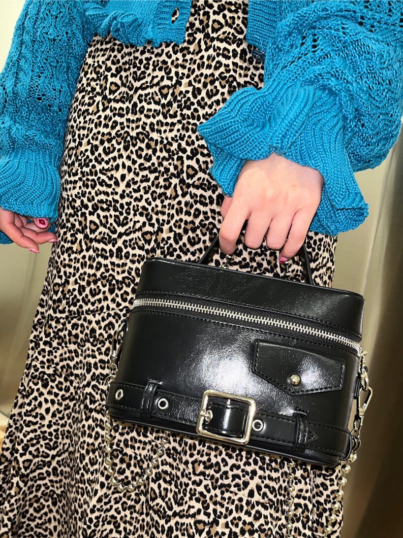 ブラウン系のスカート、ブラック系のショルダーバッグ、ブルー系のカーディガン/ボレロを着用したレディースの冬コーディネートの3枚目の写真