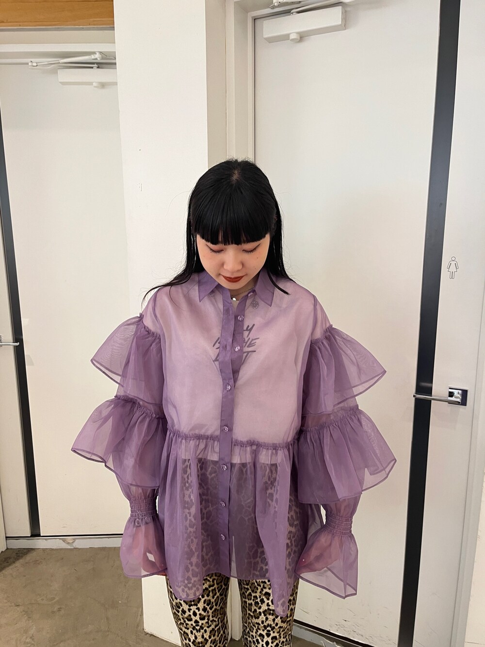 パープル系のシャツ/ブラウス、ホワイト系のタンクトップ、ブラウン系のその他パンツを着用したレディースの夏コーディネートの4枚目の写真