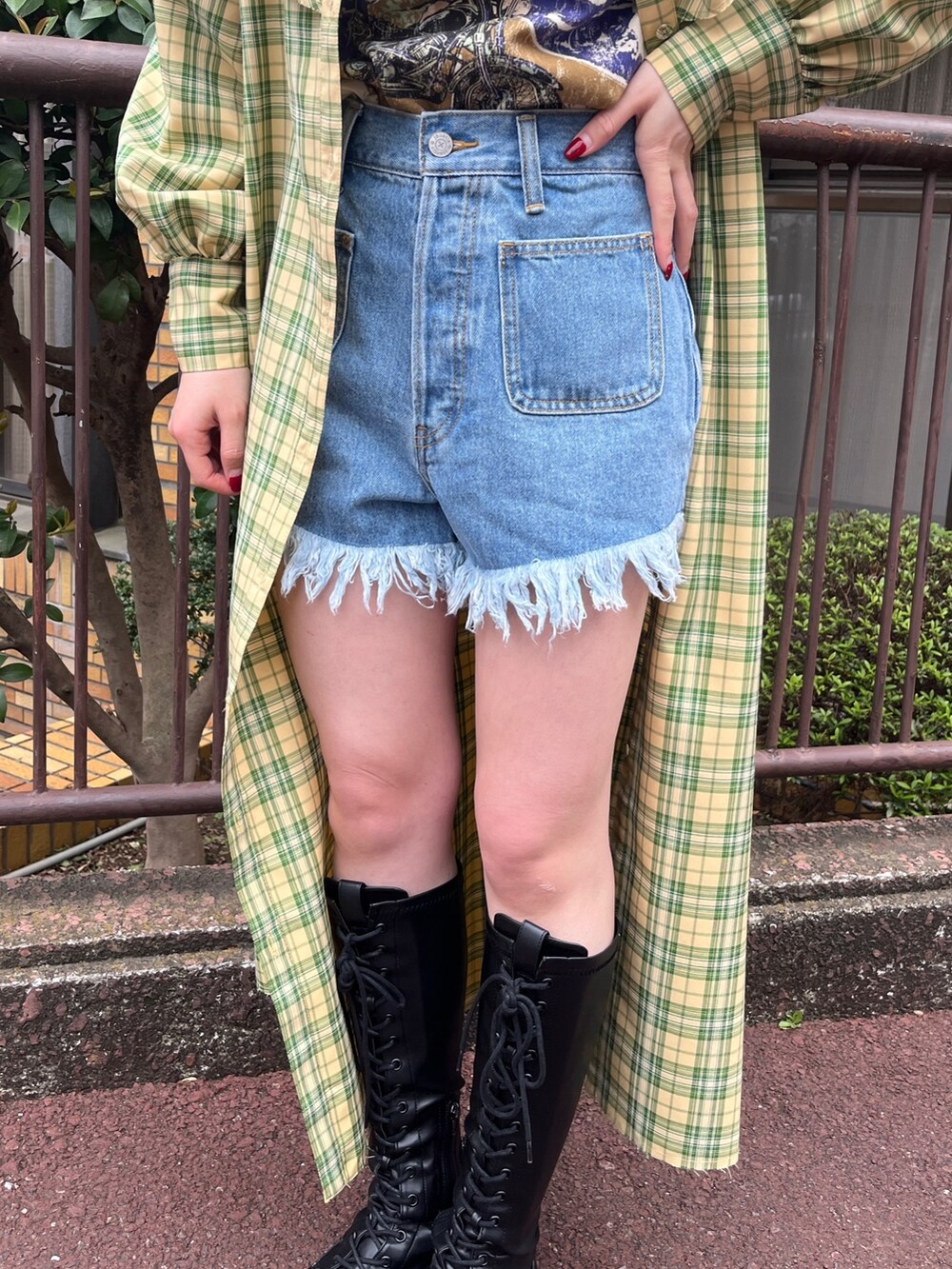 ブルー系のデニムパンツ、イエロー系のワンピース、ピンク系のTシャツ/カットソーを着用したレディースの春コーディネートの6枚目の写真