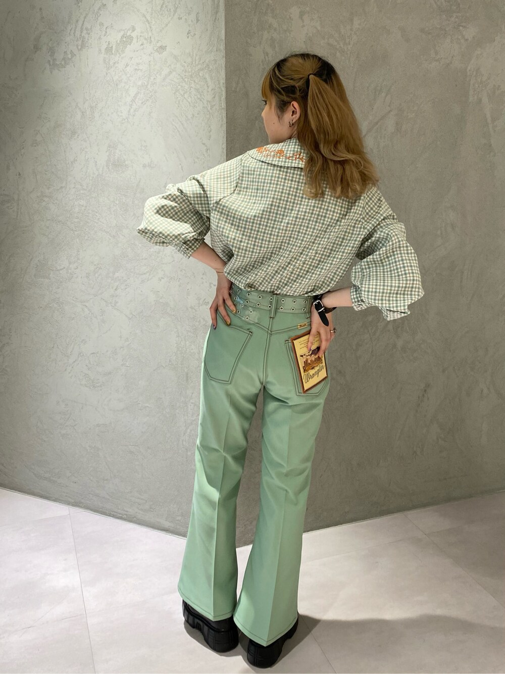 その他のシャツ/ブラウス、グリーン系のデニムパンツを着用したレディースの春コーディネートの2枚目の写真