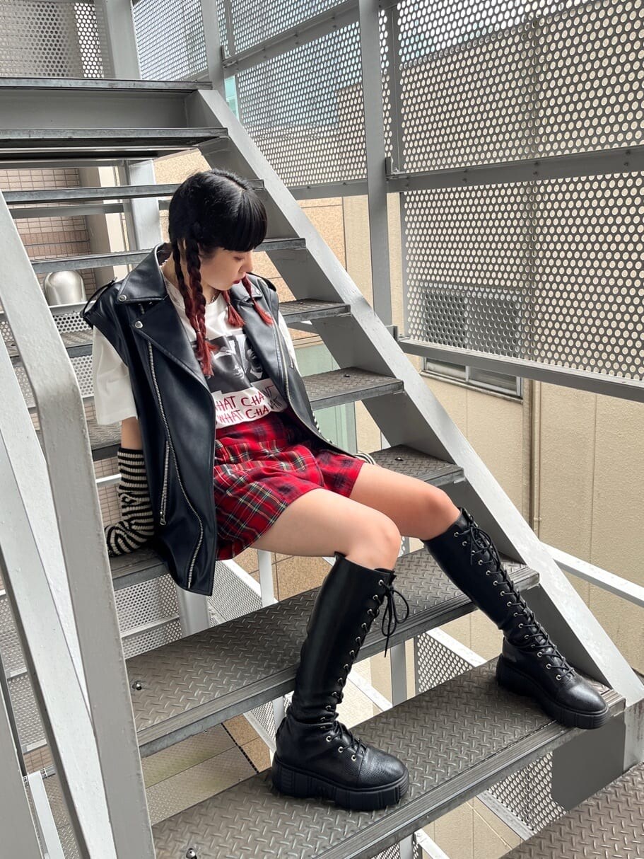 ブラック系のライダースジャケット、レッド系のその他パンツ、ホワイト系のTシャツ/カットソーを着用したレディースの夏コーディネートの2枚目の写真