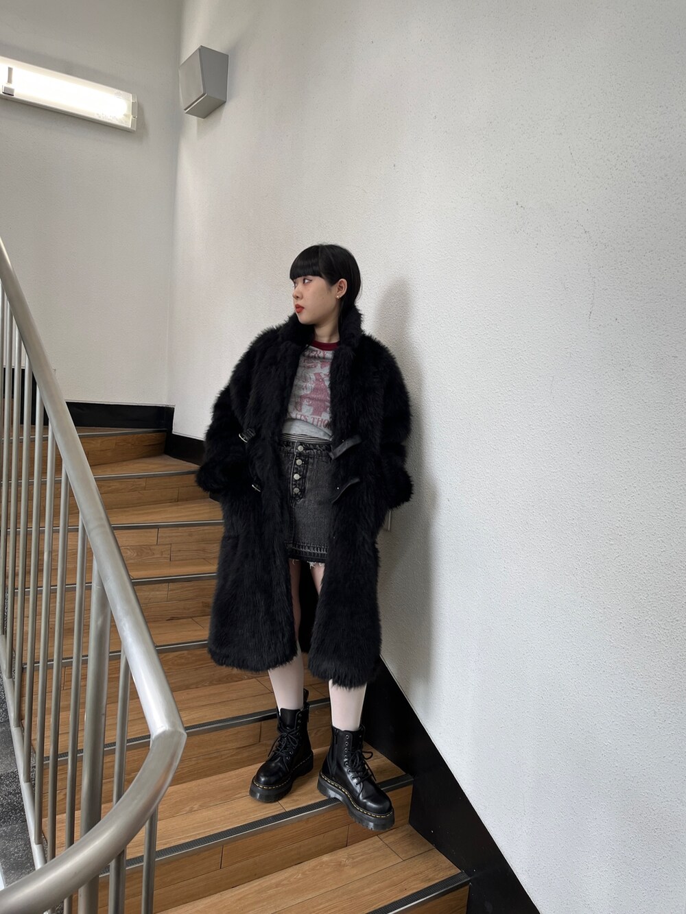 ブルー系のデニムパンツ、グレー系のTシャツ/カットソー、ブラック系のその他アウターを着用したレディースの夏コーディネートの3枚目の写真