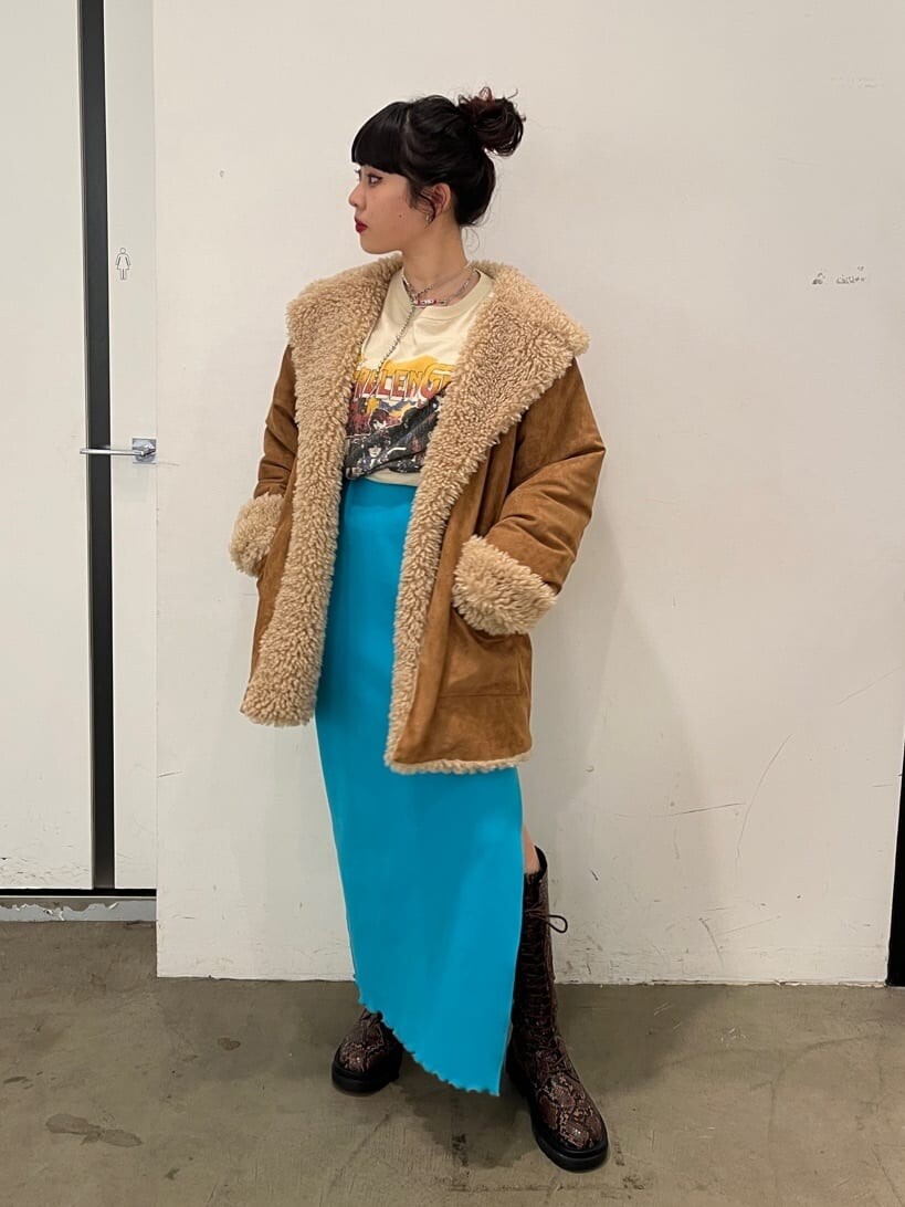 ブラウン系のその他アウター、ブルー系のワンピース、ホワイト系のTシャツ/カットソーを着用したレディースの秋コーディネートの2枚目の写真