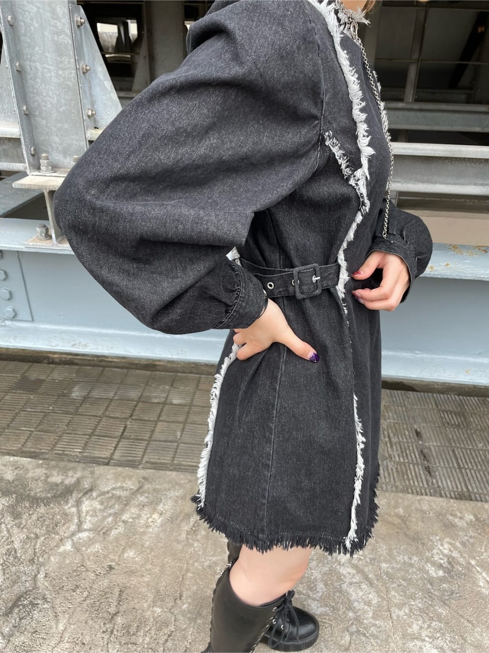 ブラック系のワンピース、ベージュ系のトートバッグを着用したレディースの秋コーディネートの5枚目の写真