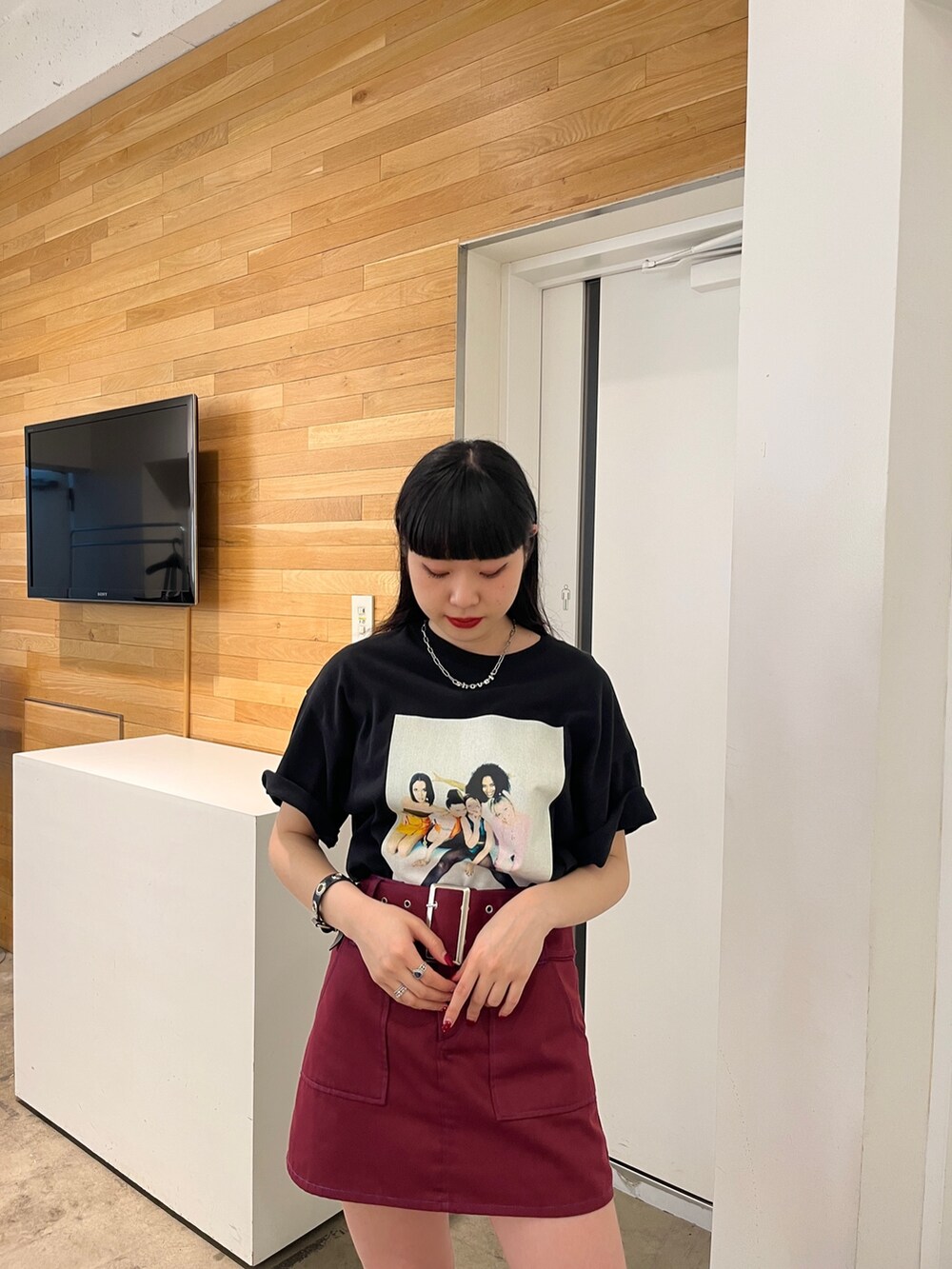 ブラック系のその他パンツ、ブラック系のブーツ、ブラック系のTシャツ/カットソーを着用したレディースの春コーディネートの4枚目の写真