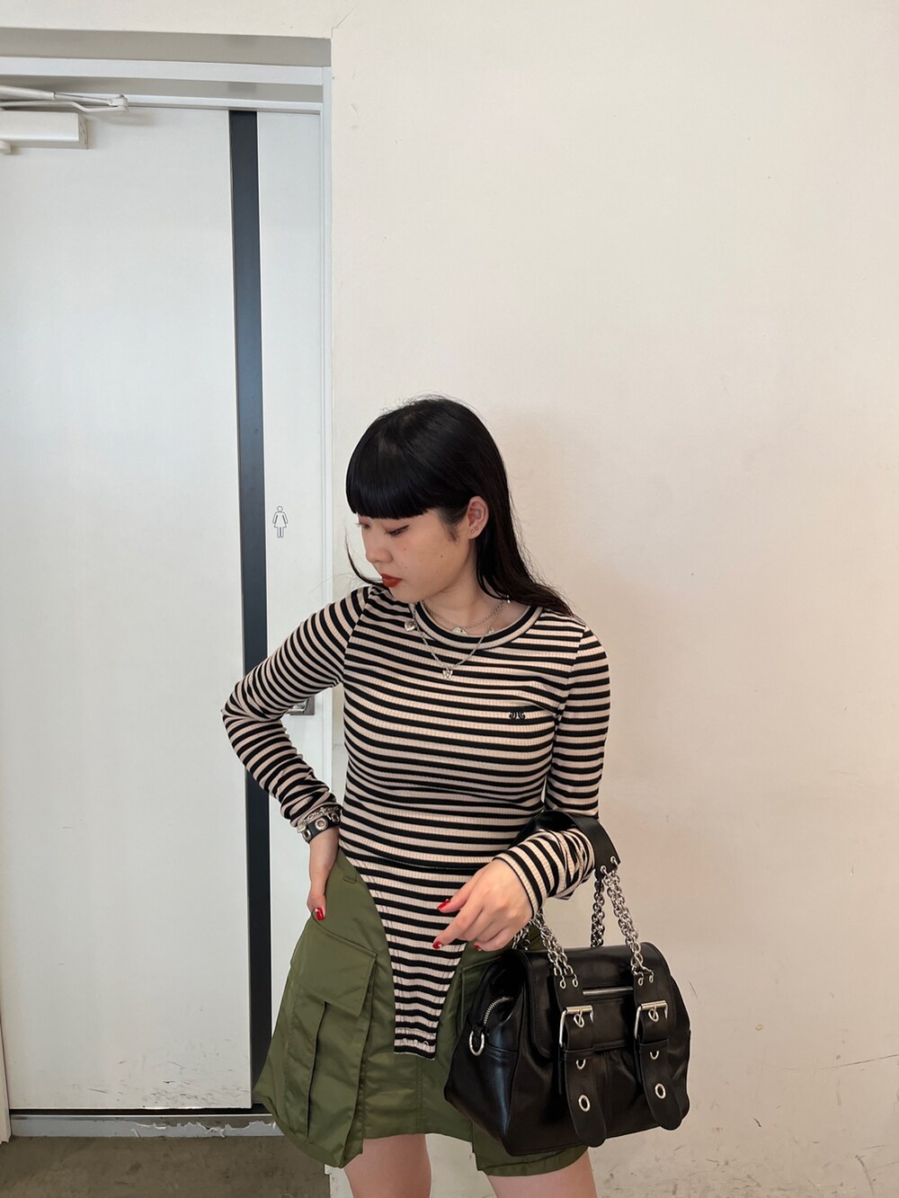 ブルー系のTシャツ/カットソー、ピンク系のその他パンツ、ブラック系のハンドバッグを着用したレディースの夏コーディネートの5枚目の写真