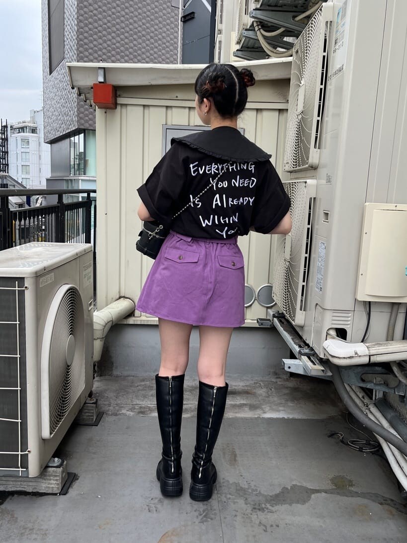 ブラック系のブーツ、ブラック系のショルダーバッグ、ブラック系のTシャツ/カットソーを着用したレディースの夏コーディネートの3枚目の写真