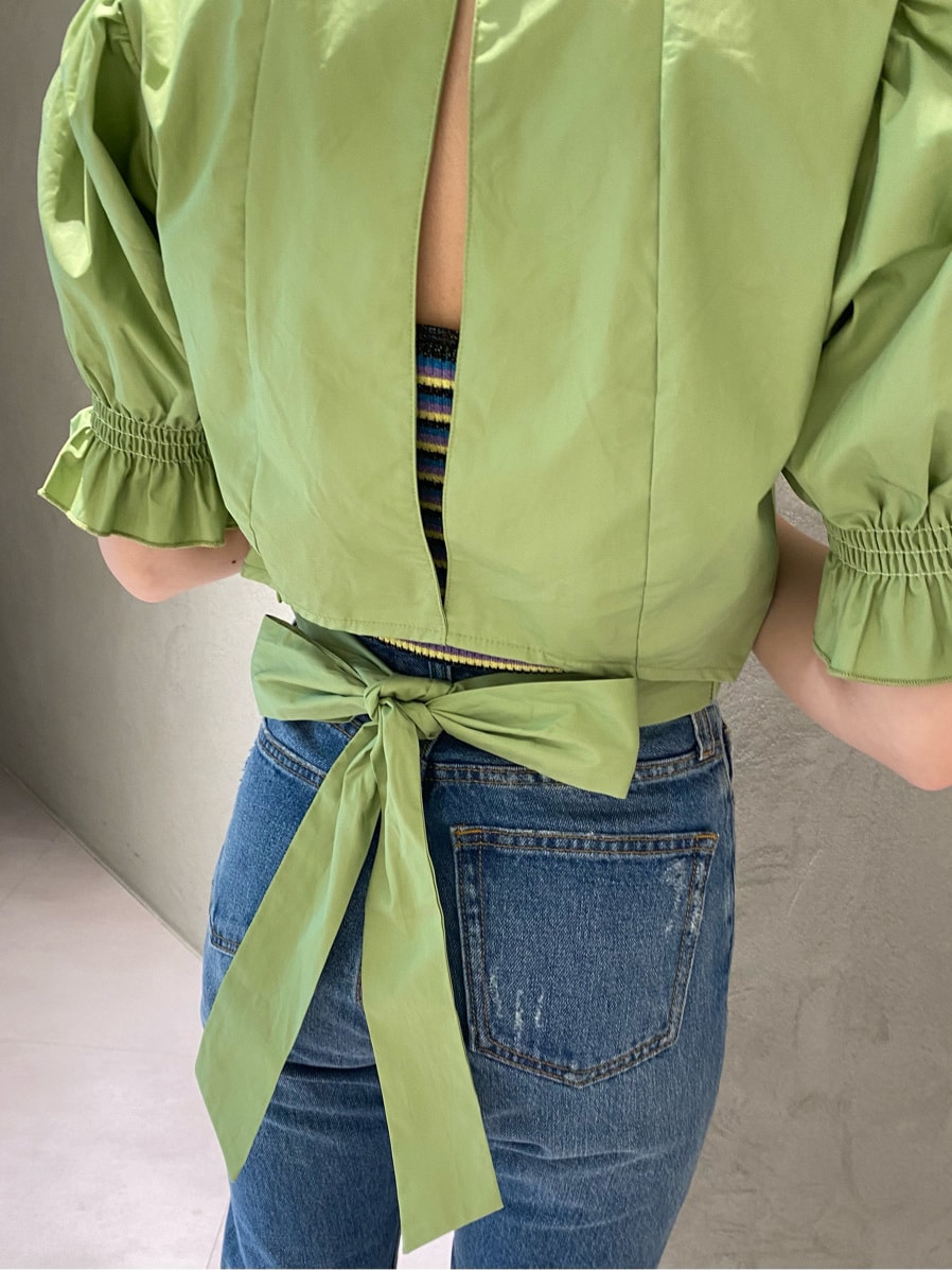 グリーン系のシャツ/ブラウス、ブルー系のデニムパンツを着用したレディースの春コーディネートの4枚目の写真