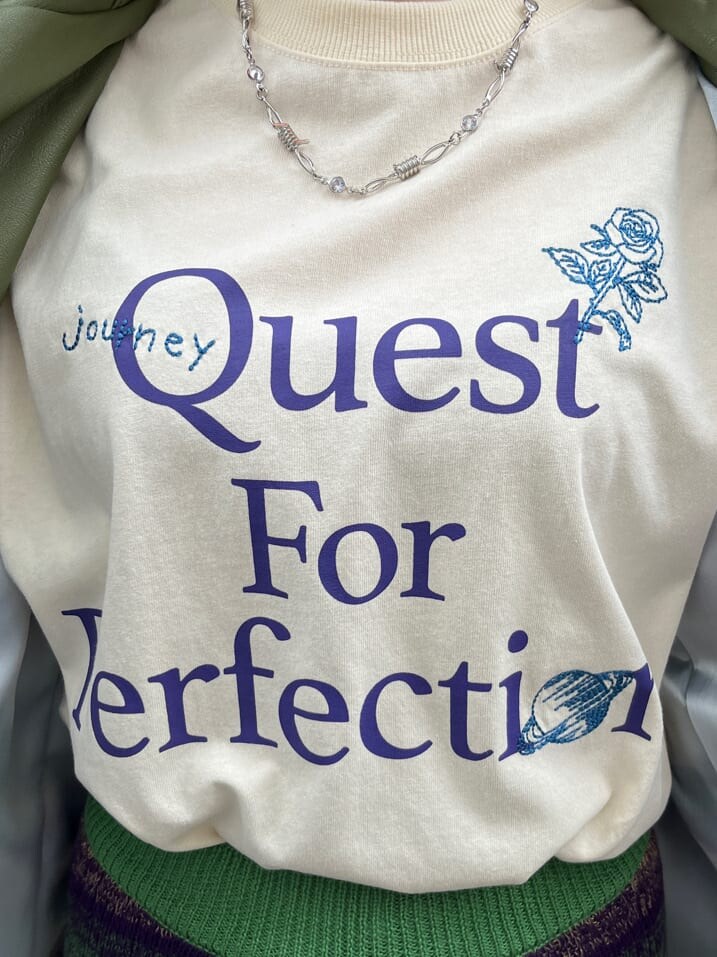 ブラック系のブーツ、グリーン系のその他パンツ、ホワイト系のTシャツ/カットソーを着用したレディースの夏コーディネートの5枚目の写真