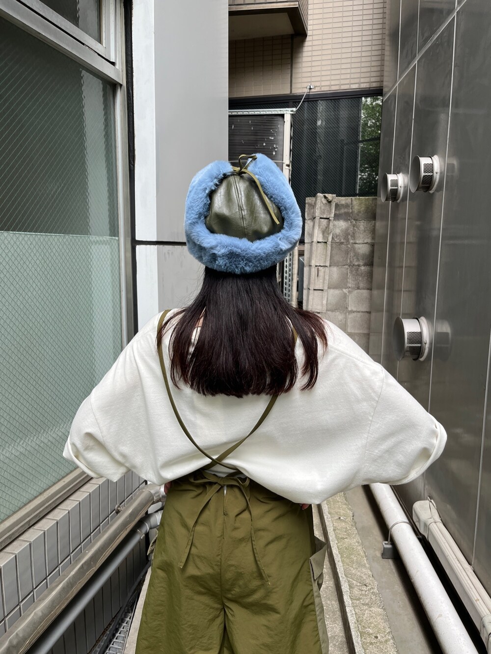 ホワイト系のTシャツ/カットソー、ブラック系のブーツ、ブラック系のアームカバーを着用したレディースの夏コーディネートの9枚目の写真