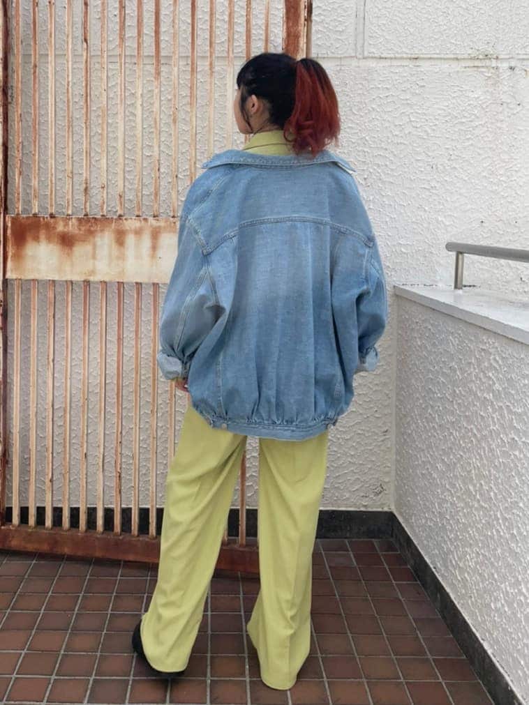 グリーン系のスラックス、ホワイト系のシャツ/ブラウス、グリーン系のテーラードジャケットを着用したレディースの春コーディネートの3枚目の写真