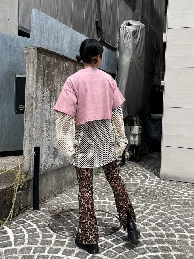 その他のその他パンツ、ホワイト系のTシャツ/カットソー、ブラック系のその他シューズを着用したレディースの春コーディネートの4枚目の写真