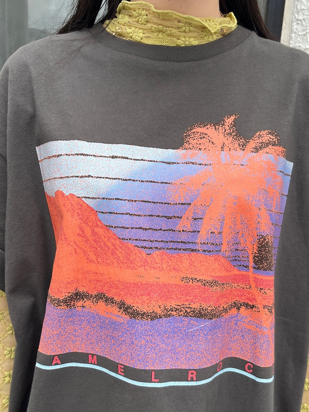 ブラック系のブーツ、イエロー系のTシャツ/カットソー、ブラック系のTシャツ/カットソーを着用したレディースの夏コーディネートの8枚目の写真