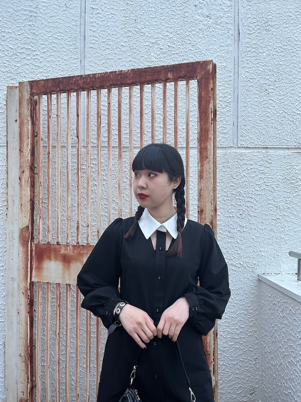 ブラック系のワンピース、ブラック系のブーツを着用したレディースの冬コーディネートの6枚目の写真