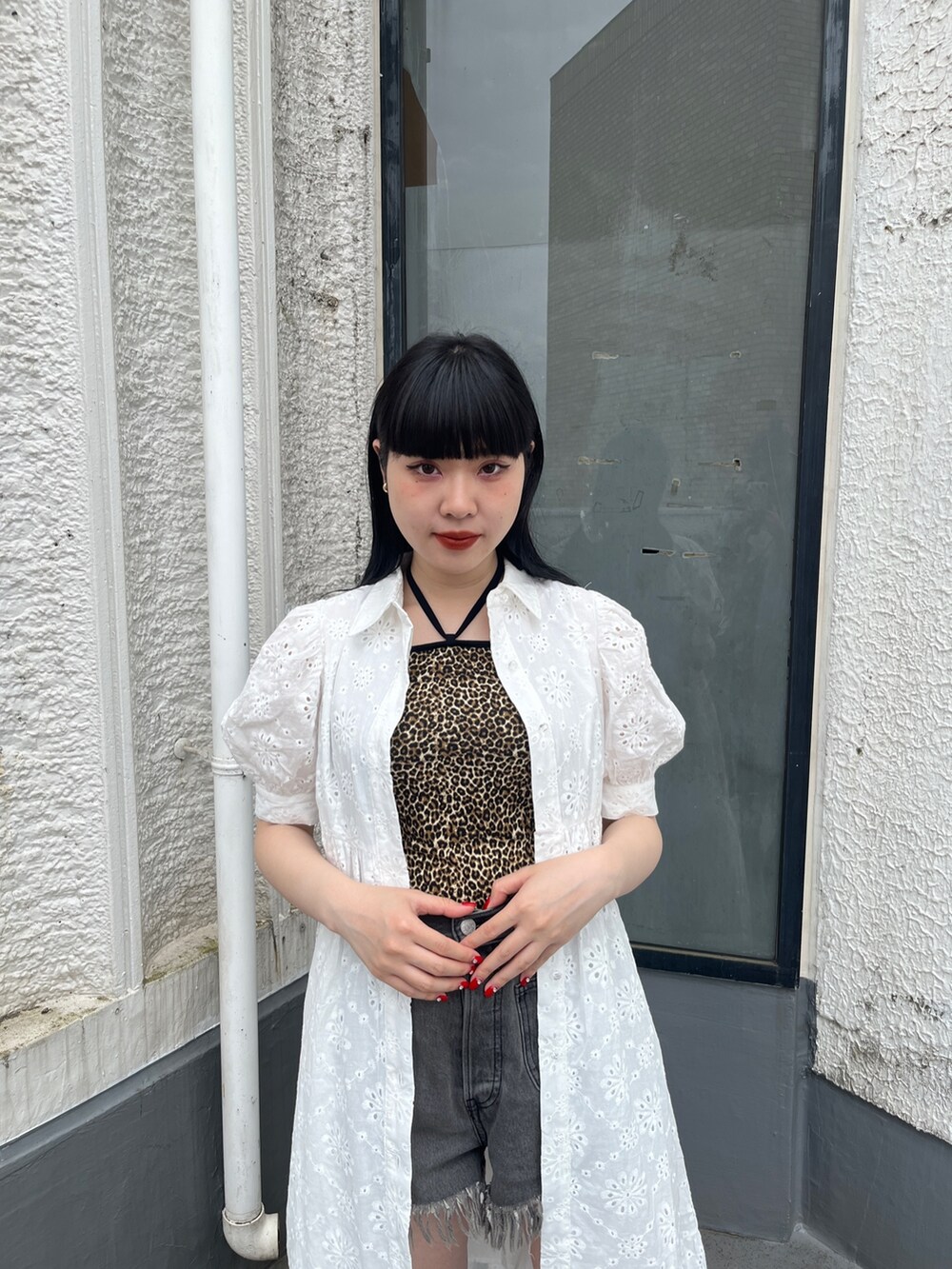 ホワイト系のワンピース、その他のキャミソール、ブラック系のブーツを着用したレディースの夏コーディネートの5枚目の写真