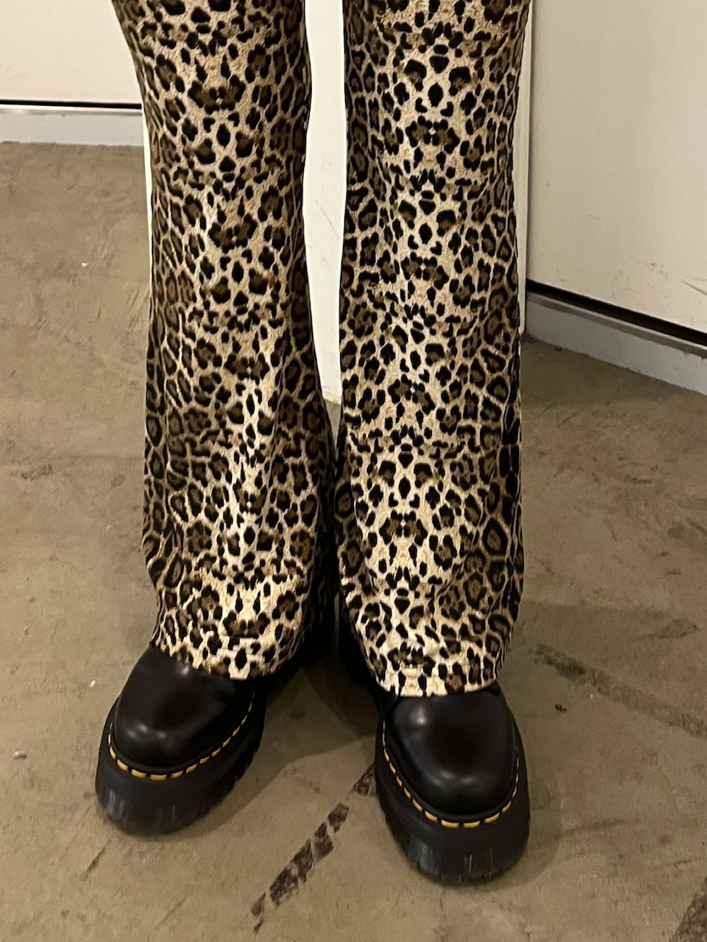 パープル系のシャツ/ブラウス、ホワイト系のタンクトップ、ブラウン系のその他パンツを着用したレディースの夏コーディネートの8枚目の写真