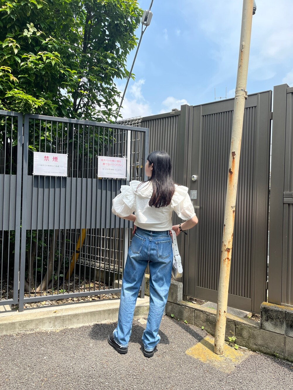 ホワイト系のTシャツ/カットソー、シルバー系のハンドバッグ、ホワイト系のシャツ/ブラウスを着用したレディースの春コーディネートの3枚目の写真