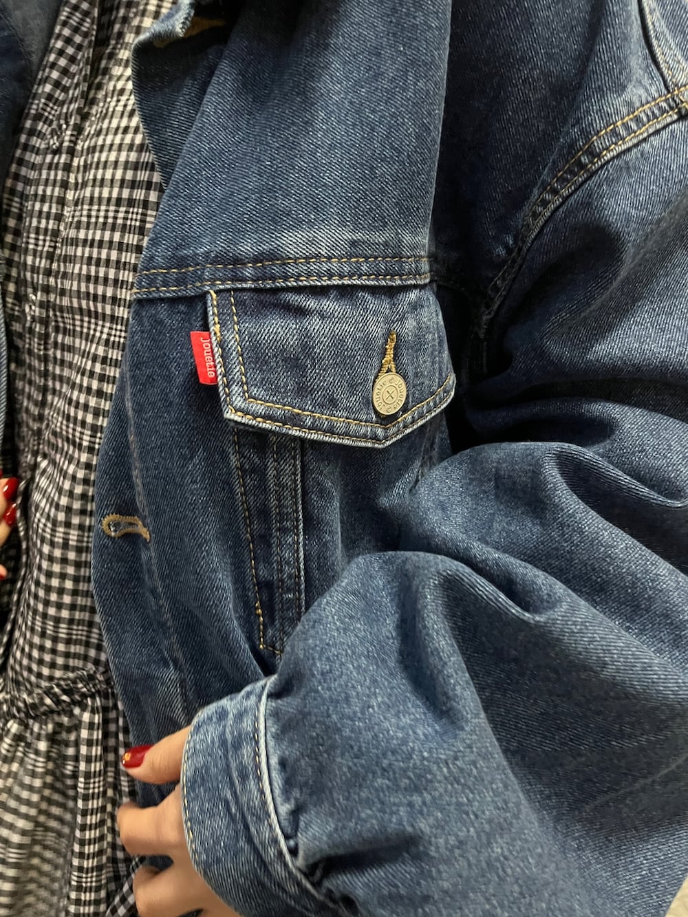 その他のシャツ/ブラウス、ブラック系のブーツ、ブルー系のデニムジャケットを着用したレディースの冬コーディネートの6枚目の写真