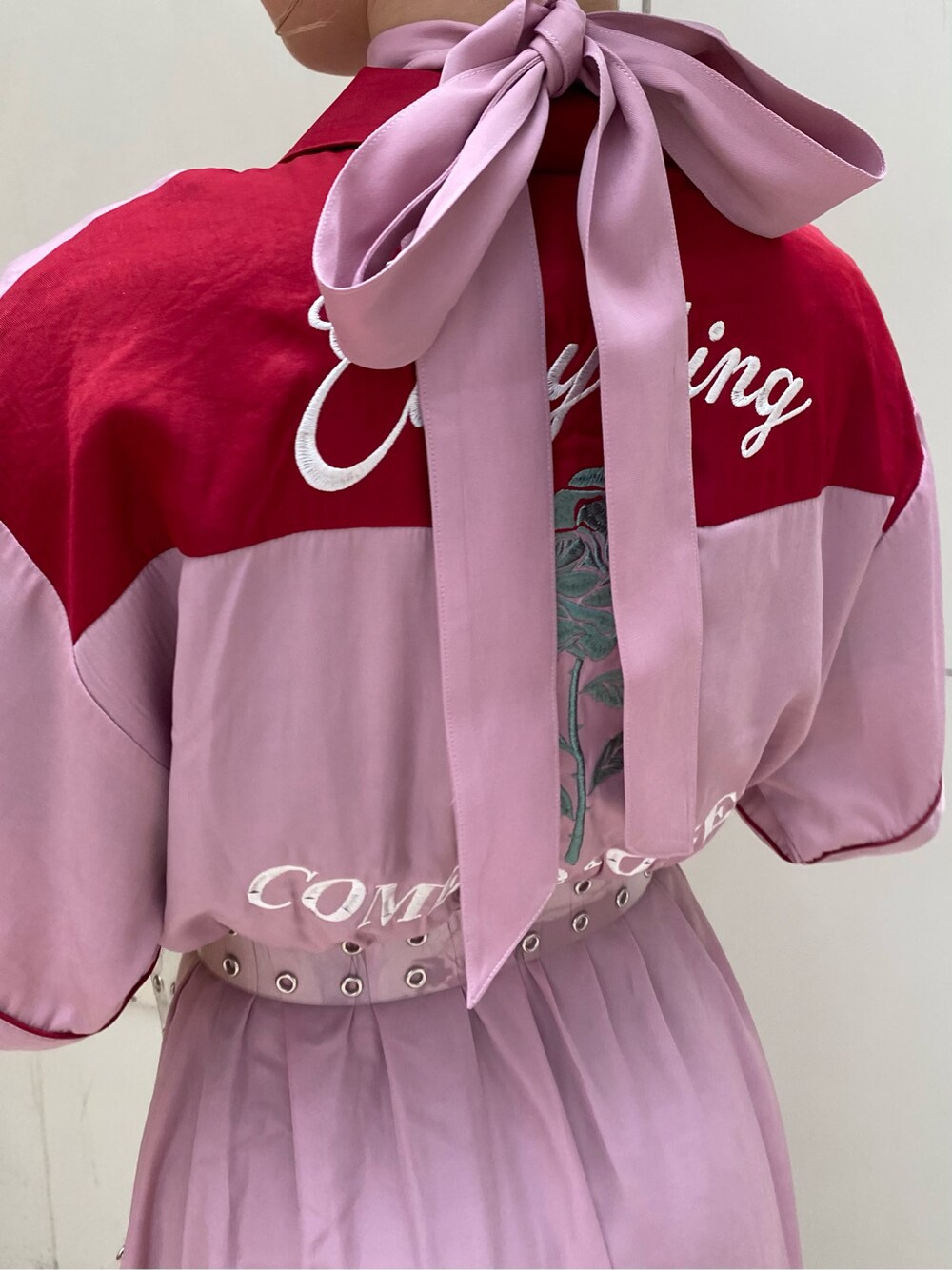 ピンク系のワンピースを着用したレディースの春コーディネートの4枚目の写真